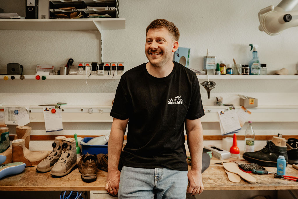 Dennis Schneider, Orthopädieschuhmachermeister, in seiner Werkstatt